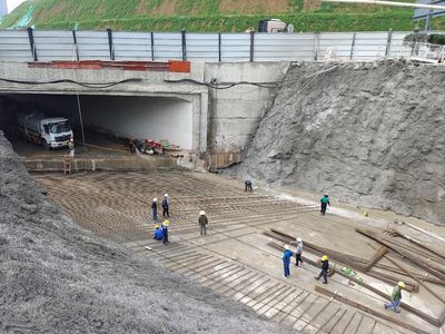 五一坚守在岗 宜昌重点市政道路施工忙